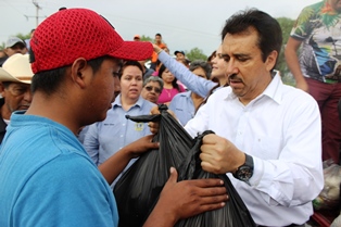 ENTREGA MIGUEL TORRES DESPENSAS EN MALPASO