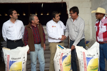 ENTREGA ROBERTO LUÉVANO SEMILLAS A PRODUCTORES GUADALUPENSES