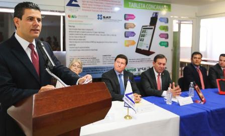 ENTREGAN 5 MIL 900 TABLETAS ELECTRÓNICAS A ESTUDIANTES
