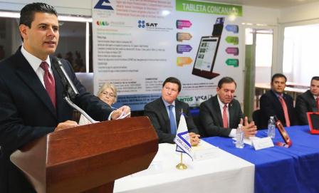 ENTREGAN GOBERNADOR Y PRESIDENTE DE CONCANACO TABLETAS ELECTRÓNICAS A COMERCIANTES ZACATECANOS