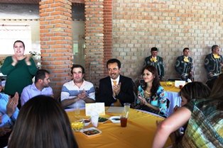 Festeja Miguel Torres a abogados