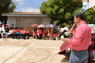 Apadrina Dévora Hernández graduados en Bañuelos