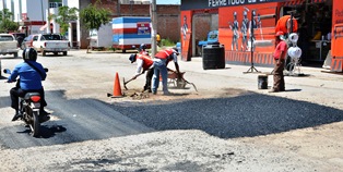 CONTINÚA CAMPAÑA DE BACHEO EN GUADALUPE