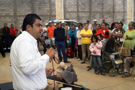 ENTREGA ROBERTO LUÉVANO APOYOS EN “EL BORDO”
