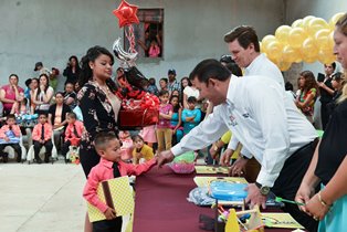 Apadrina GDH graduados de jardín de niños en Chichimequillas