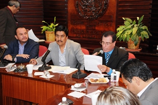ENTREGAN BECAS A ESTUDIANTES DE PINOS CON INVERSIÓN SUPERIOR A 5 MDP