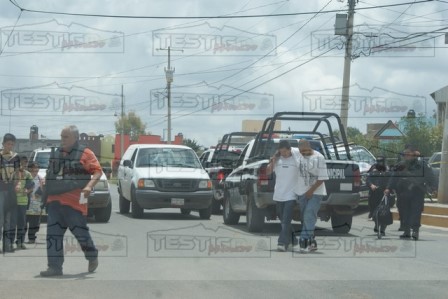 FRENTE A ESCUELA EJECUTAN A UNO; HIEREN A OTRO