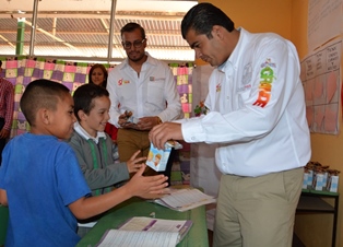 ENTREGA ROBERTO LUÉVANO DESAYUNOS ESCOLARES EN “EL BORDO”