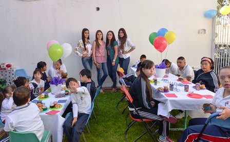 CONVIVEN CANDIDATAS REINA DE LA FENAPLA CON ALUMNOS DE IVÁN DOWN