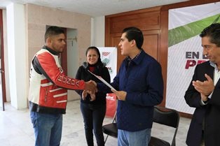 ENTREGA CARLOS PEÑA 16 MICROCRÉDITOS POR CASI 250 MIL PESOS