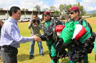 PRESENCIA GOBERNADOR EXHIBICIÓN DE PARACAIDISMO