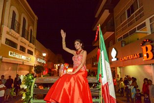 Realizan Desfile Candidatas a Reina de la Fenapla 2015