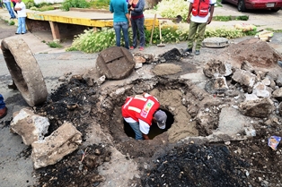 REALIZAN LIMPIEZA EN ALCANTARILLAS DE GAVILANES