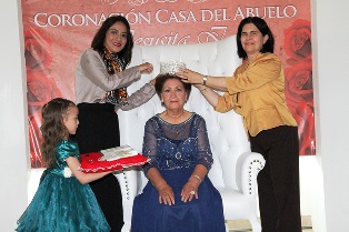 CORONAN A JESUSITA I COMO REINA DE LA CASA DEL ABUELO