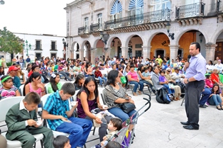 FAMILIA A PUNTO DE SER APLASTADA POR UN TRAILER QUE VOLCÓ