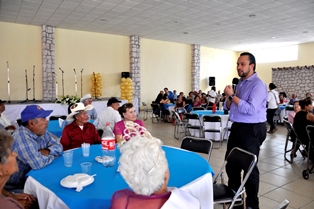 CELEBRAN ABUELITOS CON GRÁN FIESTA EL DÍA DEL ADULTO MAYOR