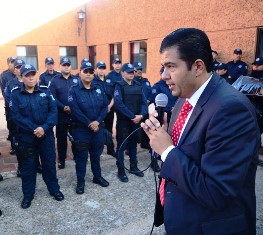 ENTREGA ROBERTO LUÉVANO UNIFORMES A POLICIAS MUNICIPALES