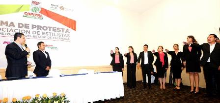 TOMA GOBERNADOR PROTESTA A ASOCIACIÓN DE ESTILISTAS Y COSMETÓLOGOS DE ZACATECAS