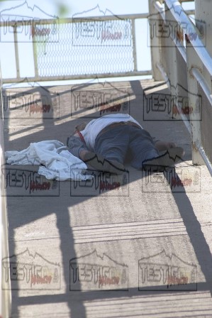 MUERE AL CAER EN UN PUENTE PEATONAL