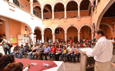 Entrega Dévora Hernández vales por útiles escolares a sindicalizados