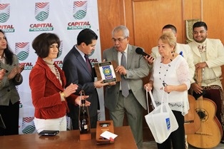 RECIBE CARLOS PEÑA A DELEGACIÓN DE AZUZA, CIUDAD HERMANA DE LA CAPITAL