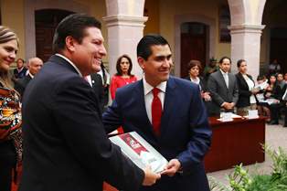 ENTREGA CARLOS PEÑA A LOS MIEMBROS DEL AYUNTAMIENTO EL DOCUMENTO DE SU SEGUNDO INFORME