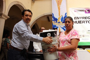ENTREGA MIGUEL TORRES HUERTOS FAMILIARES