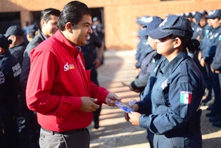 ENTREGAN APOYOS DE EDUCACIÓN PARA FAMLIARES DE POLICÍAS