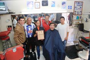 ENTREGAN RECONOCIMIENTO POR AÑOS DE SERVICIO A PELUQUEROS