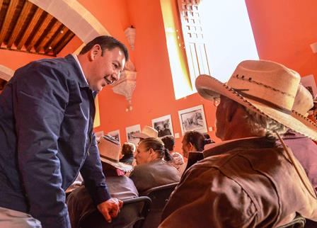Acude Alcalde a la entrega del Programa 65 y Más
