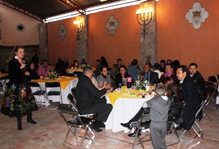 FESTEJA MIGUEL TORRES A MÉDICOS