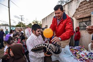 Presidente Municipal es juez en concurso de disfraces en Chichimequillas