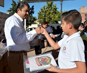 ENTREGA ROBERTO LUÉVANO EQUIPO DE CÓMPUTO Y ÚTILES EN LA PRIMARIA ADOLFO  LÓPEZ MATEOS