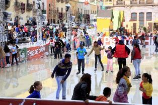 DEMUESTRAN SU ÉXITO PISTAS DE HIELO AL RECIBIR A MILES DE FAMILIAS