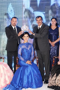 CORONAN A ABRIL RUIZ  COMO REINA DE LA FERIA DE CALERA 2015
