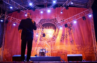 TEO GONZÁLEZ ARRANCA CARCAJADAS A LOS GUADALUPENSES EN LA FERIA DE LA  VIRGEN 2015