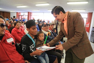 REALIZA CARLOS PEÑA ÚLTIMA ENTREGA DEL PROGRAMA ANHELANDO SONRISAS 2015
