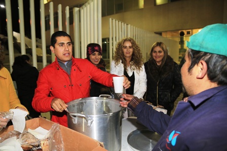 OFRECE CARLOS PEÑA COBIJAS, BEBIDAS CALIENTES Y PAN EN HOSPITAL GENERAL