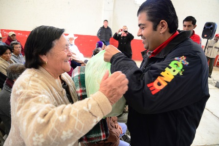 ENTREGA ROBERTO LUÉVANO PAQUETES DE APOYO INVERNAL A ADULTOS MAYORES
