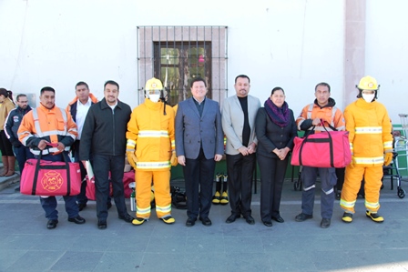 ENTREGAN EQUIPO A PROTECCIÓN CIVIL