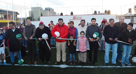 INAUGURA ROBERTO LUÉVANO CANCHA DE FÚTBOL RÁPIDO EN LAS QUINTAS