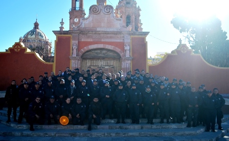 FESTEJA ROBERTO LUÉVANO A LOS POLICÍAS EN GUADALUPE