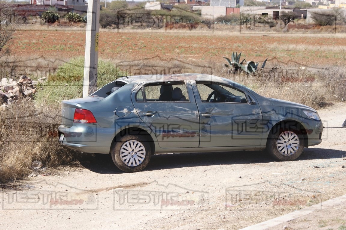 JOVEN DESTROZA SU AUTO