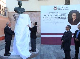 DEVELA GOBERNADOR ESCULTURA DEDICADA A LA MAESTRA BEATRIZ GONZÁLEZ ORTEGA