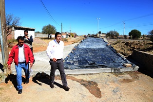 SUPERVISA ROBERTO LUÉVANO OBRAS DE URBANIZACIÓN EN ZÓQUITE