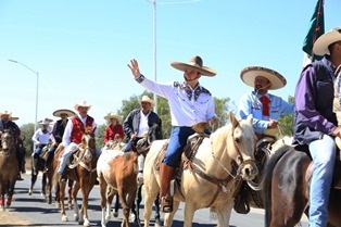 Participa Alejandro Tello en cabalgata en Pinos