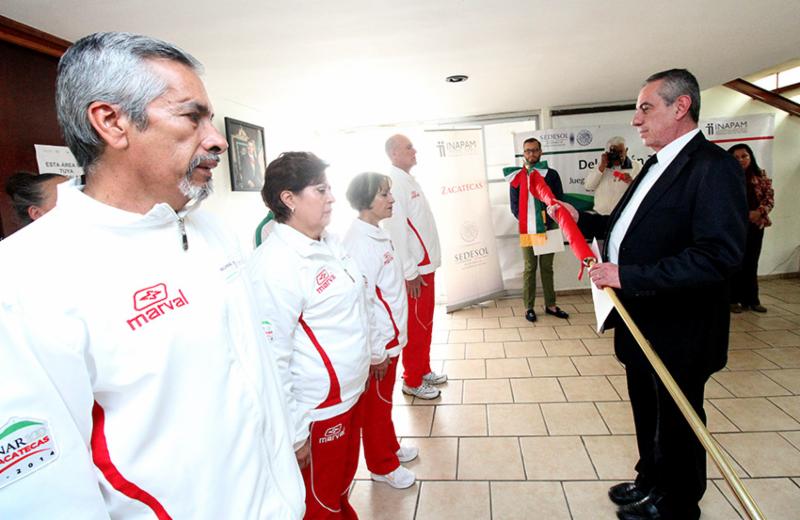 ABANDERA DIRECTOR DEL SEDIF A ZACATECANOS PARTICIPANTES EN JUEGOS NACIONALES INAPAM