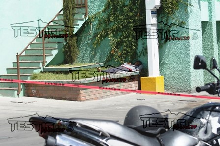 7 PLOMAZOS LE DIERON FRENTE A SUS HIJAS