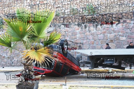 VUELCA Y DERRIBA ARBOTANTE RECIEN PUESTO