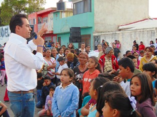 Se compromete Chuy Badillo con becas y vacunación para la niñez fresnillense